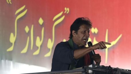 عمران خان حقوق کراچی مارچ میں شرکت کے لیے آئے تھے